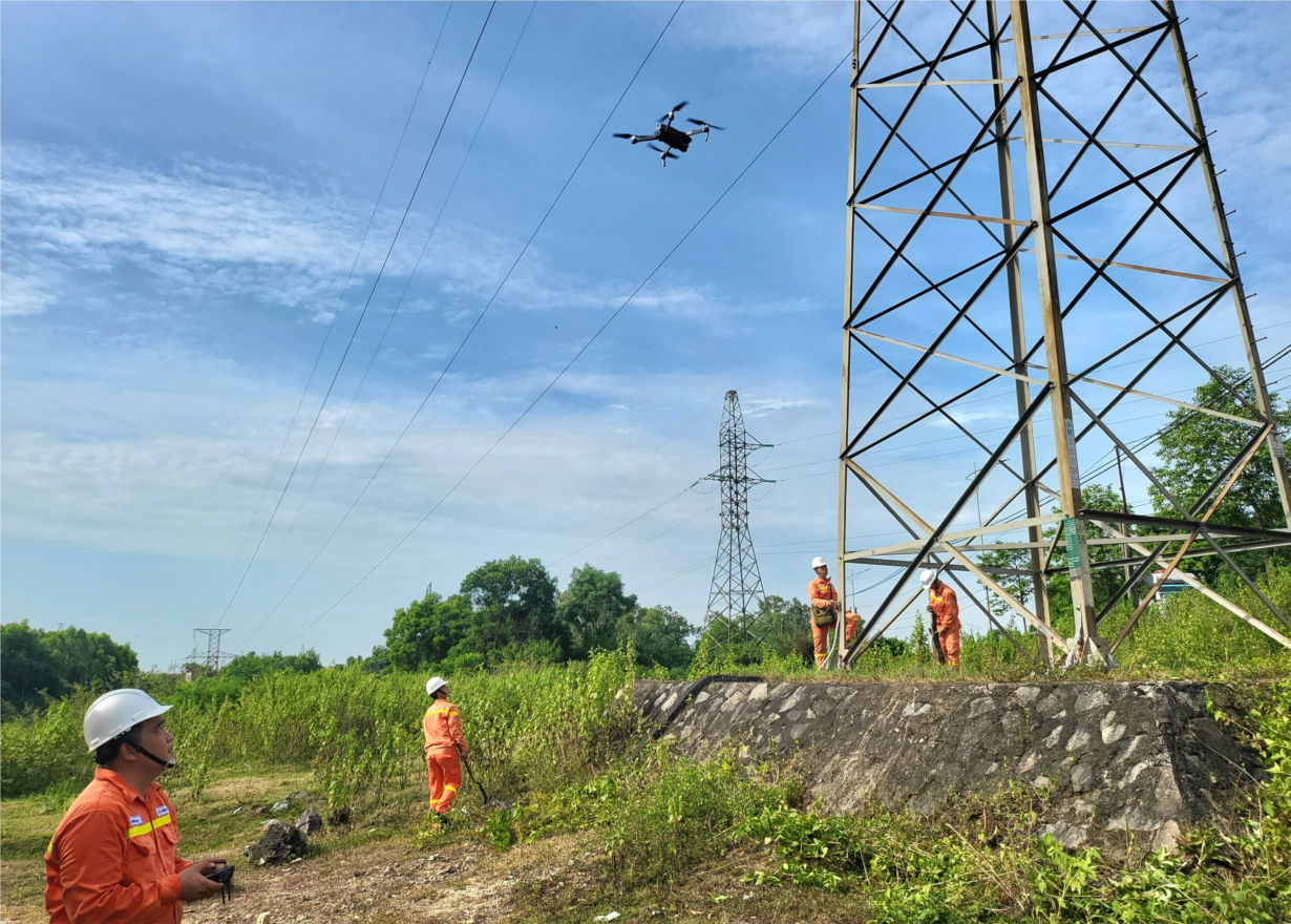 Tăng cường ứng trực 24/24 giờ đảm bảo vận hành an toàn đường dây 500kV “tải điện ra Bắc” (17/06/2023)